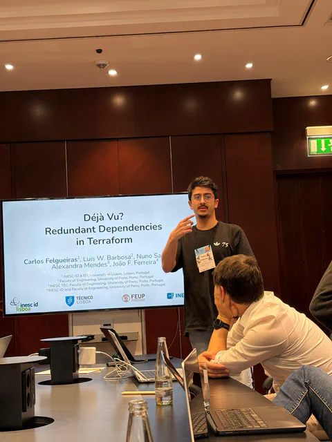 Carlos presenting Déjà Vu and redundant dependencies in Terraform.